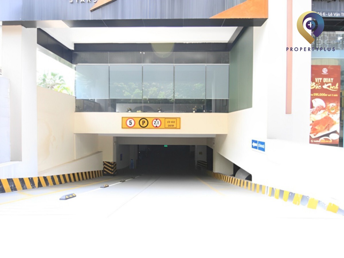 Reception area of Thanh Xuan Complex with modern design and Christmas decoration - hình ảnh từ Property Plus